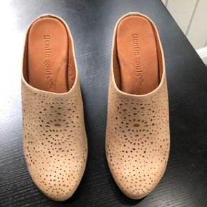 NEVER worn Gentle Souls by Kenneth Cole.  Size 9.5M.  Light tan, soft leather.